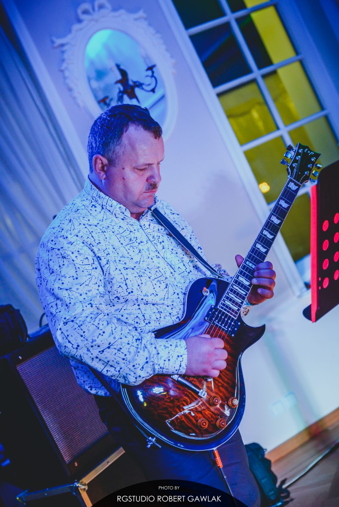 Jacek z gitarą elektryczną.