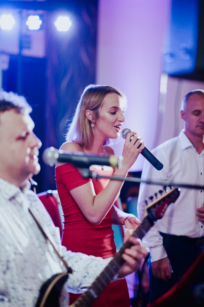 Klaudia śpiewa.