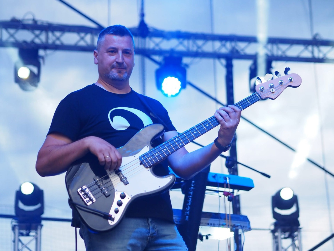 Marcin z gitarą basową.