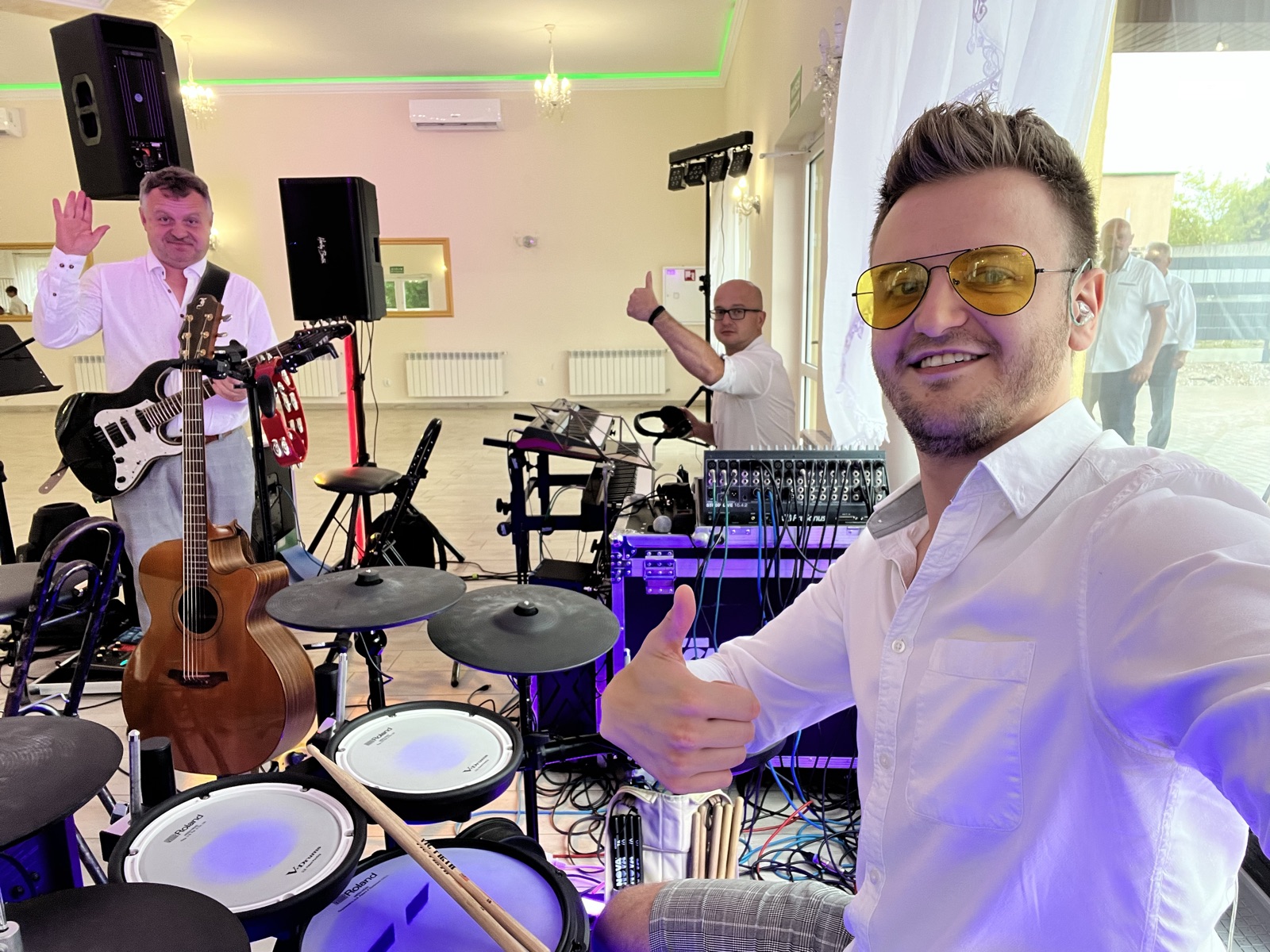 Skład przy instrumentach przed graniem.